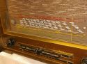 Telefunken D770WKK skaalaklaas asub riide ees
